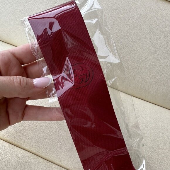 New Gucci GG Logo Silk Red Tie 100% Authentic 550568 - Picture 8 of 8